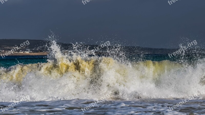 Wave Smashing Foam Spray Sea