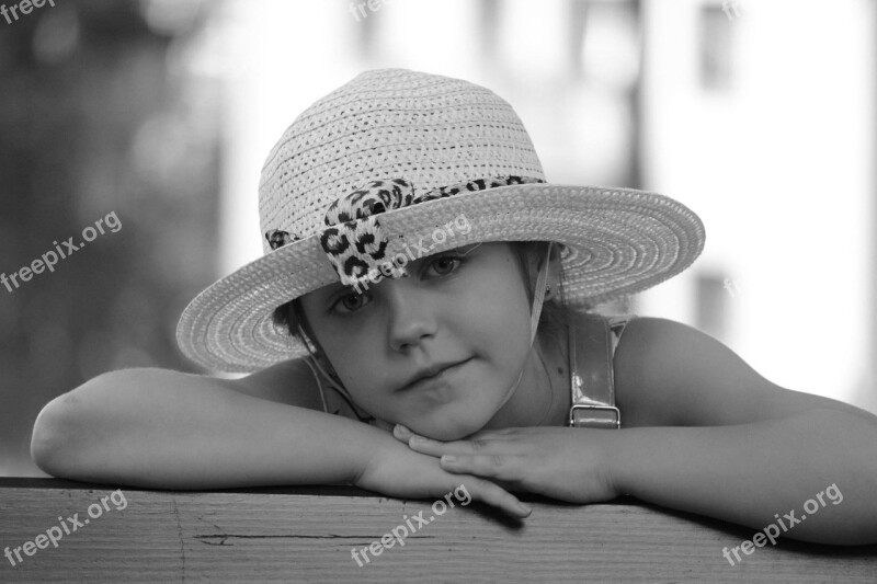 The Little Girl Portrait Cherno-white Hat Summer