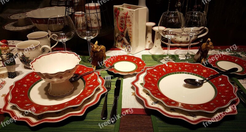 Christmas Table Plates Cutlery Eve Red