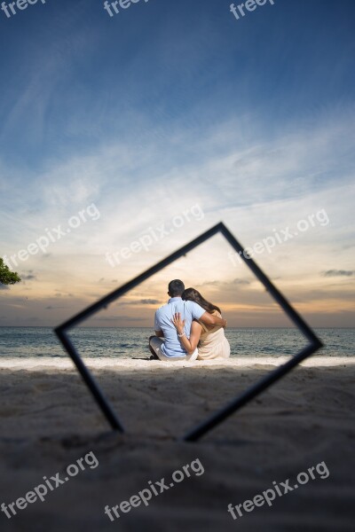 Couple Kiss Ocean Sunset Romantic