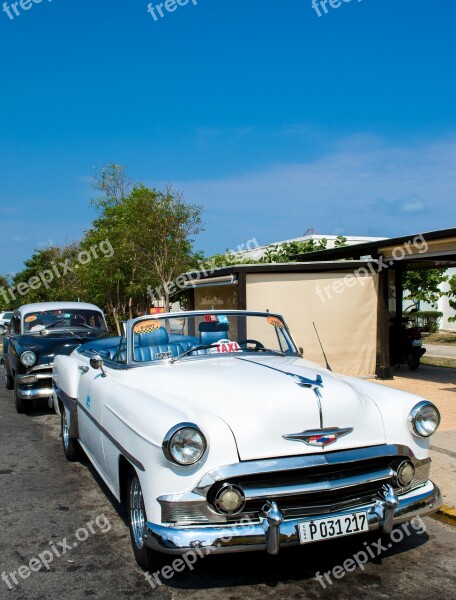 Auto Old American Rattletrap Cuba