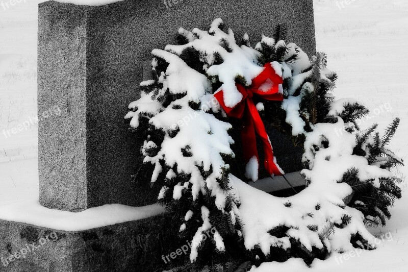 Grave Headstone Wreathe Snow Christmas