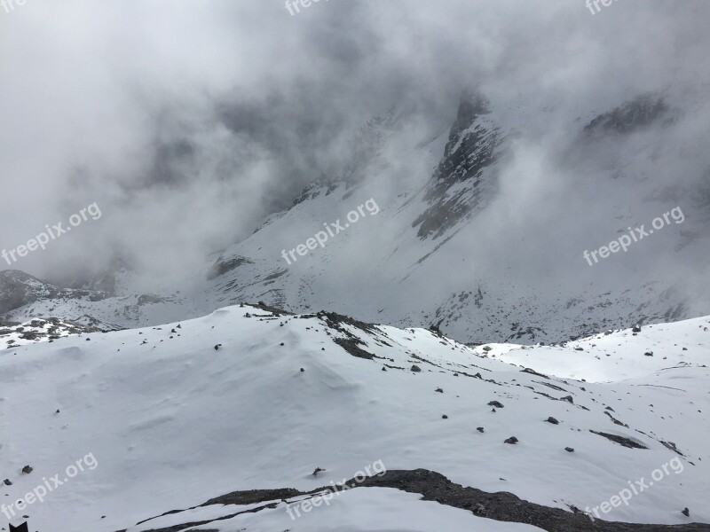 The Jade Dragon Snow Mountain Cloud Foggy Road Morning Climbing