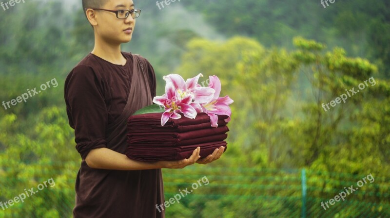 Nun With Robes Theravada Buddhism Nun Offering Robes Buddhism Sayalay