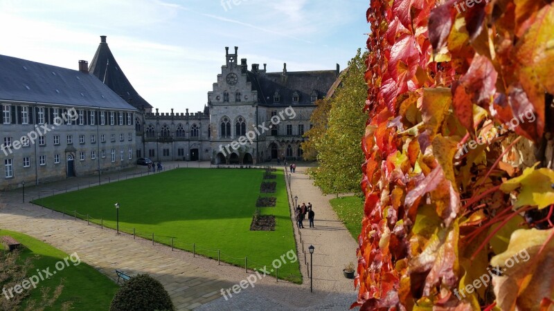 Castle Autumn Leaves Red Hof