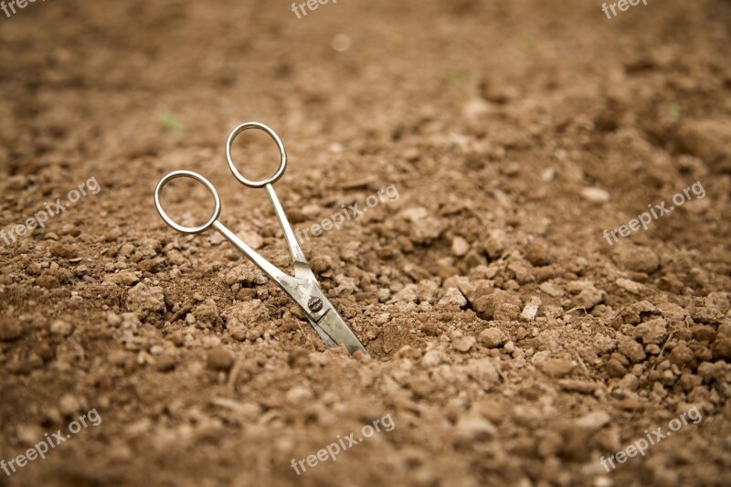 Scissors Earth Field Ground Bury Insert