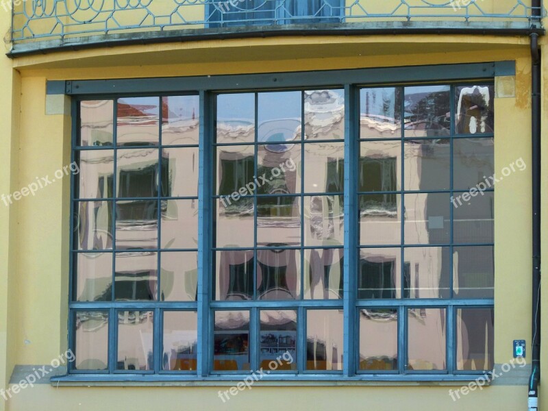 Building Bauhaus Style Window Mirroring Weimar