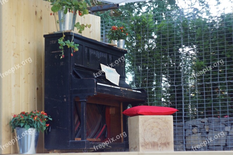 Garden Piano Corner Decoration Inspiration