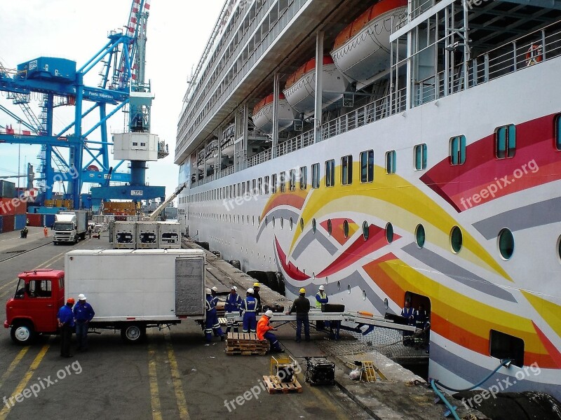 Cruise Boat Quay Loading And Unloading Work Stock