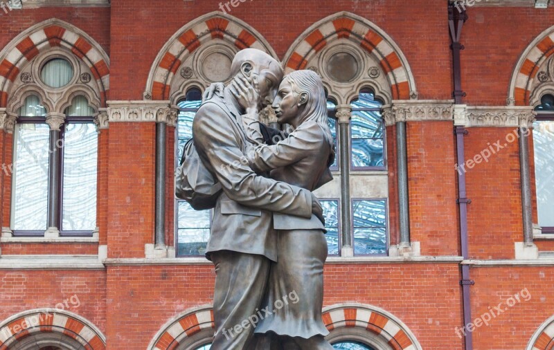 The Meeting Place St Pancras Kissing Couple Statue