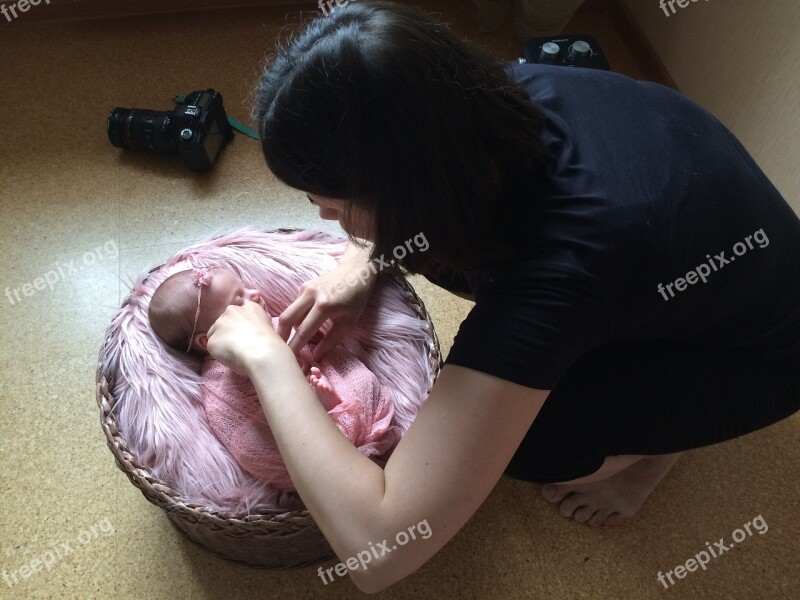 Child Basket Photographer Babe Photographing