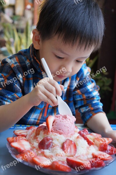 Taiwan Tainan Strawberry Ice Summer Children