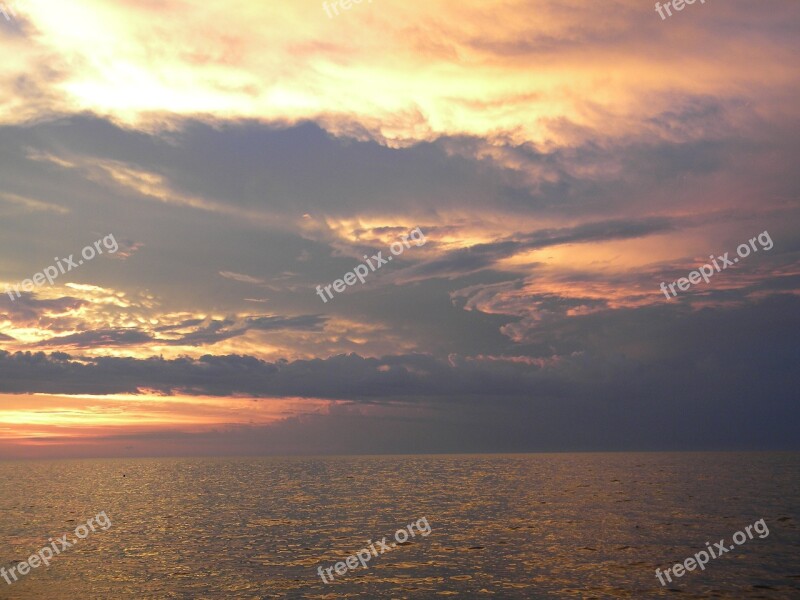 Sunset Over The Ocean Florida Keys Sunsets Ocean Beach