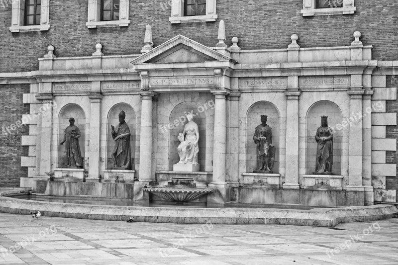 Valencia University Statues Kings City