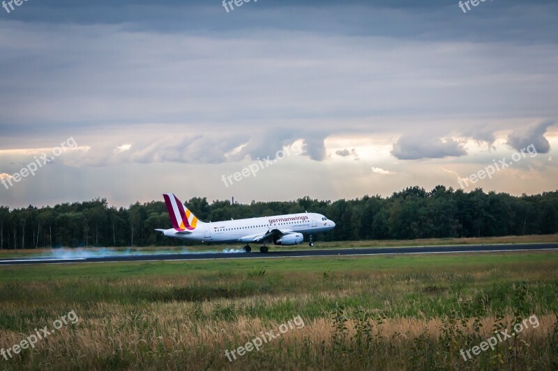 Aircraft Land Brake Landing Runway