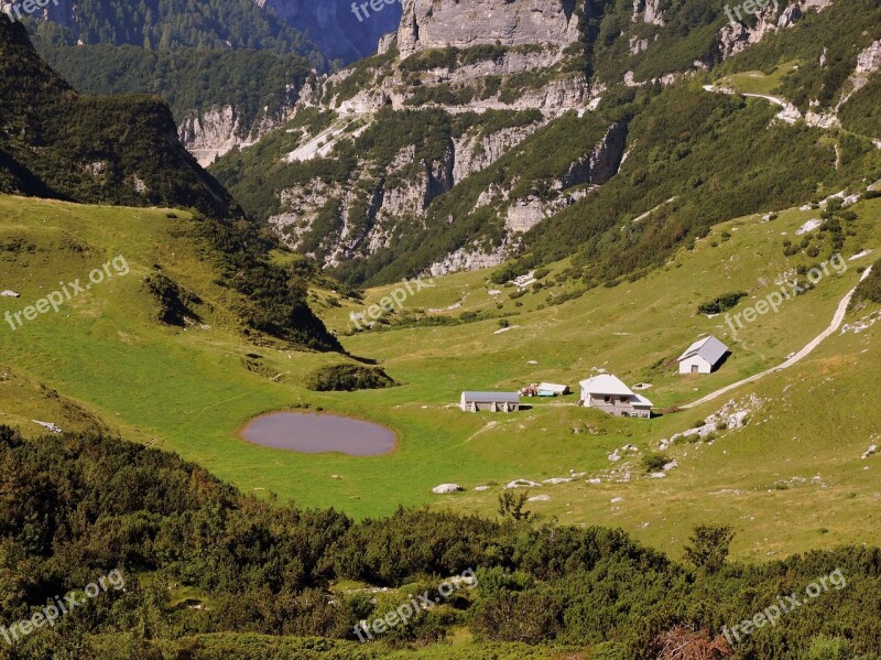 Lake Prato Houses Refuge Green