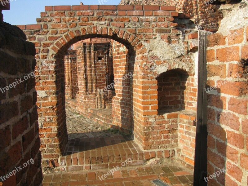 Crusaders The Ruins Of The Toruń Monument The Walls