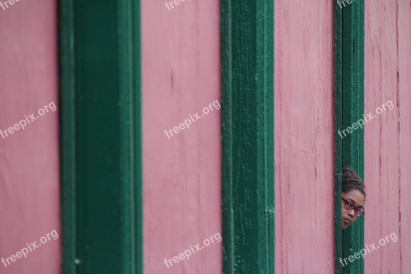 Girl Window Facade Pink-green Rausschauen