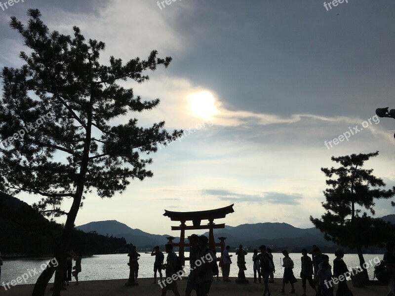 Miyajima Itsukushima Shinto Shrine Ryuun With Respect To The Light People