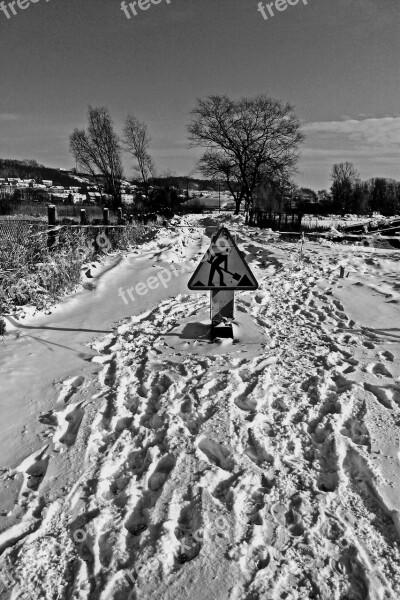 Note The Robots Sign Winter Snow Danger