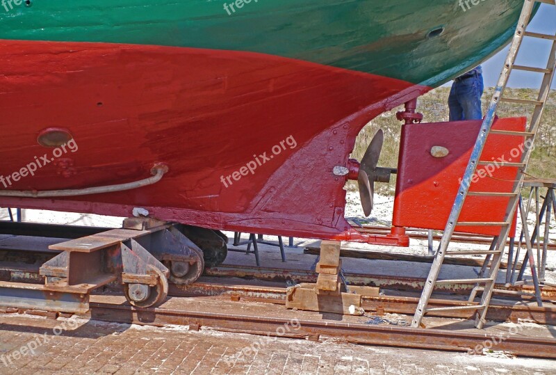 Cutter Hull Rear Propeller Helm