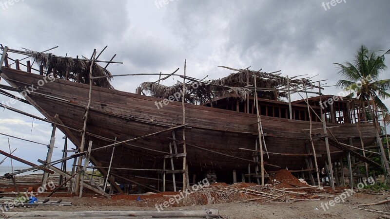 Phinisi Tradtional Wooden Boat Construction