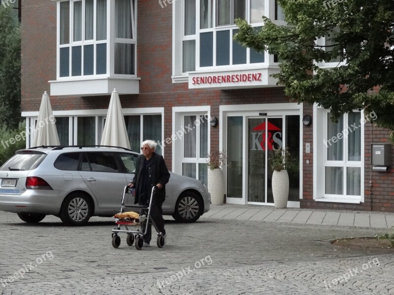 Pensioner Seniorin Old People's Home Rollator Age