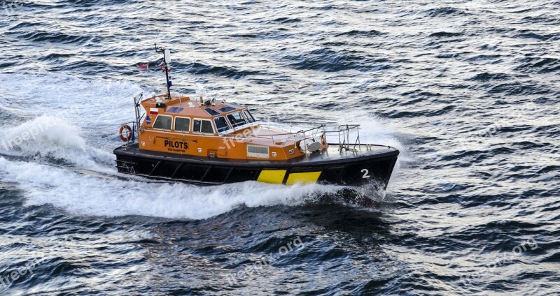 Boat Pilot Solent Waves Sea