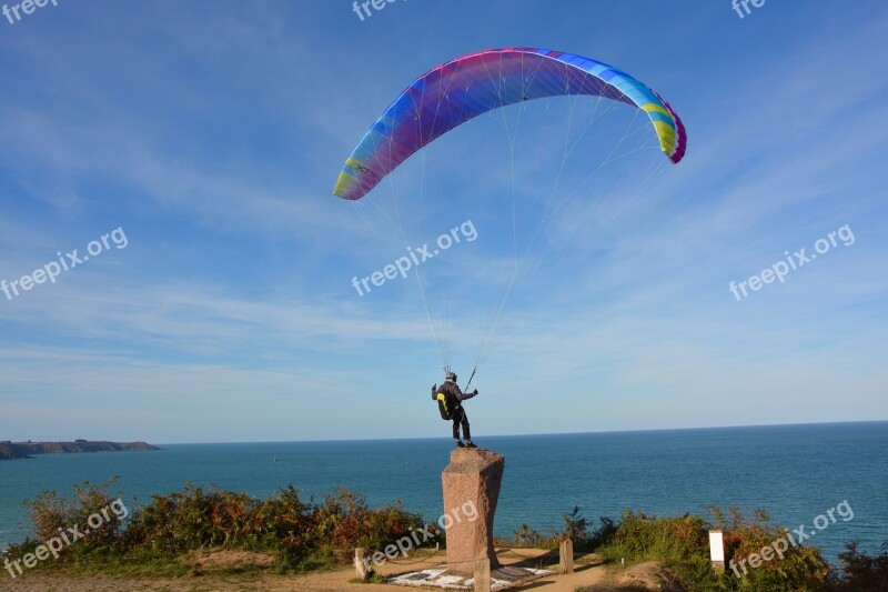 Paragliding-paraglider Paraglider Pilots Landed On The Monument Sailing Wing Aircraft