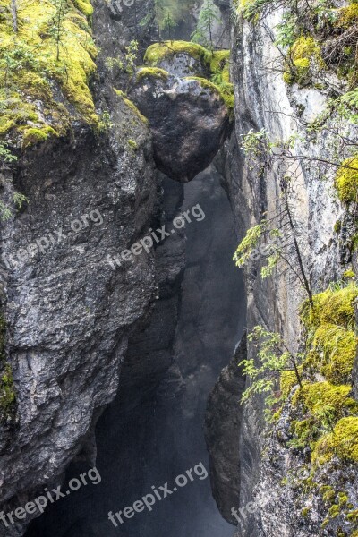 Suspended Rock Boulder Canyon Cliff