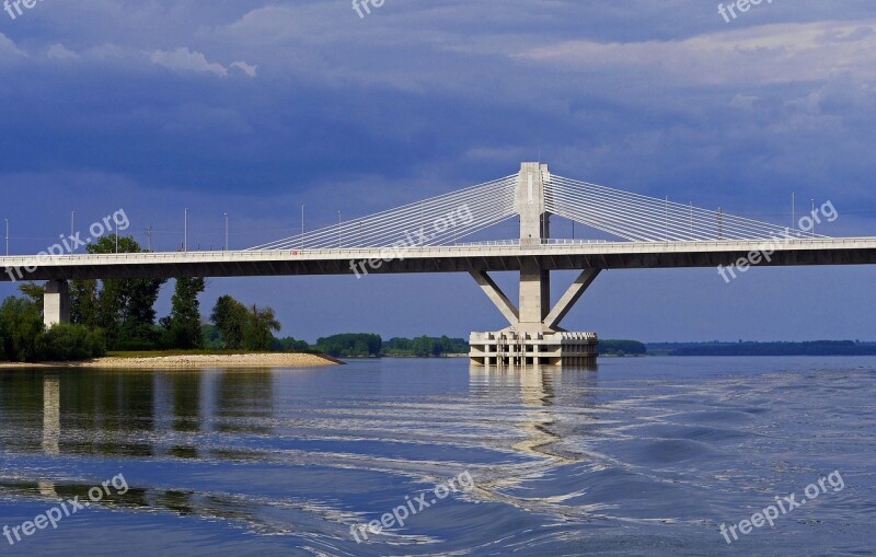 Danube Bridge Cable-stayed Bridge Structural Impact Protection Pylon