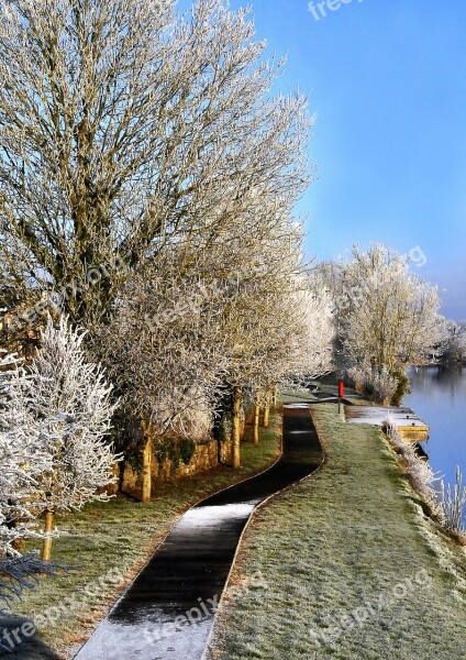 Winter Snow Beside The River Shannon In County Longford Ireland Free Photos