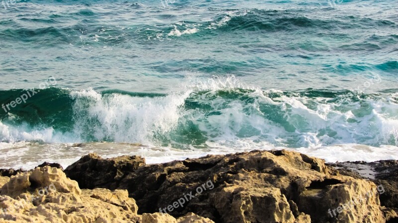 Rocky Coast Wave Smashing Foam Spray