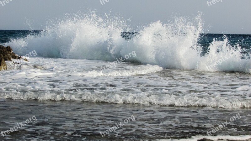 Rocky Coast Wave Wall Smashing Foam