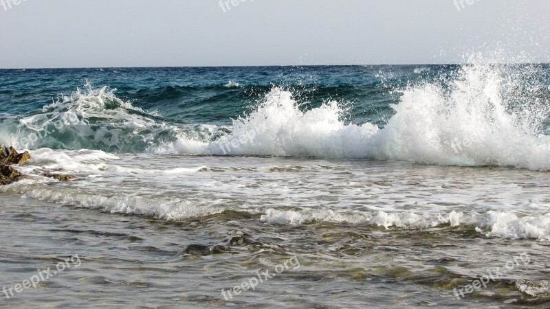 Rocky Coast Wave Smashing Foam Spray