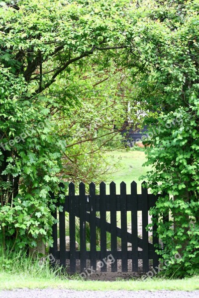 Garden Gate Holiday House Vacation Hedge Summer