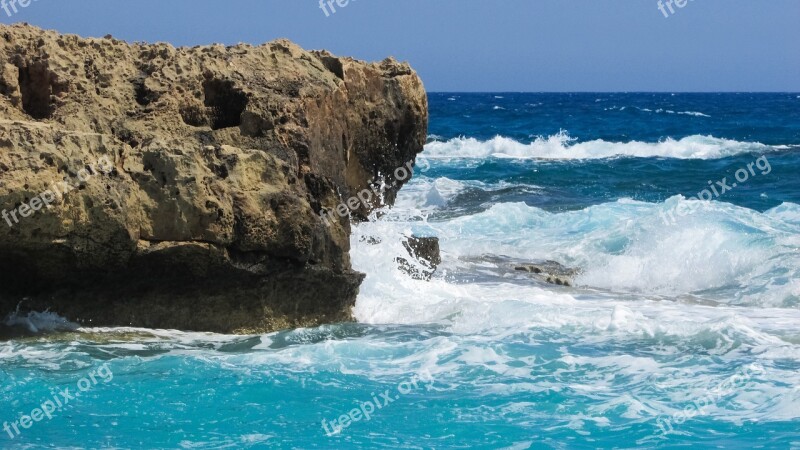 Rocky Coast Wave Smashing Foam Spray