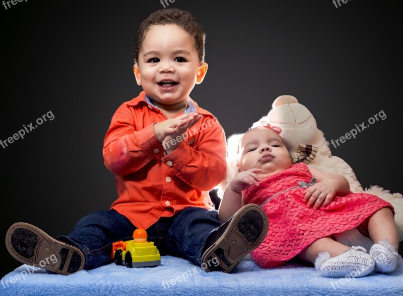 Bebe Apludiendo Alegre Child Sitting