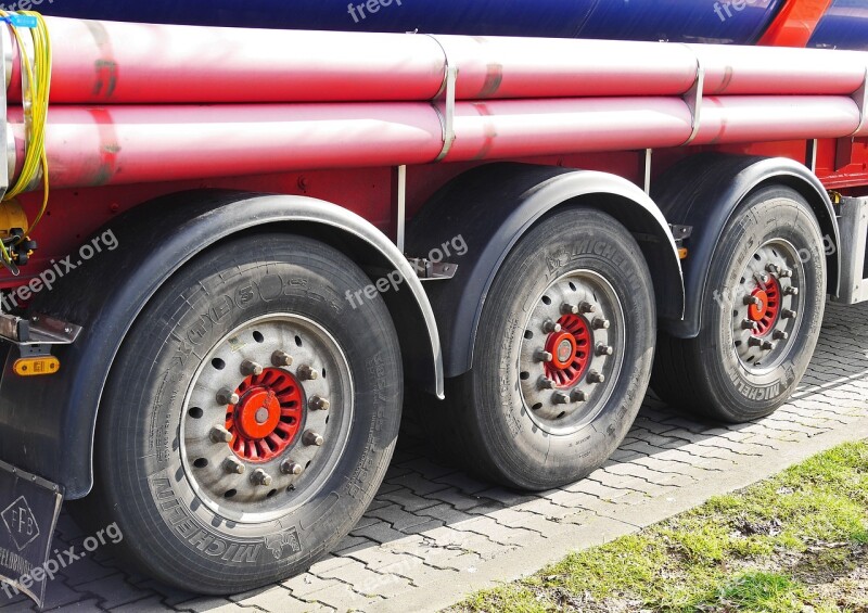 Semi Trailer Tank Truck Three-axle Resting Place Long-distance Haulage