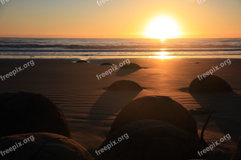 Sunrise Moeraki Boulders New Zealand Sea Morning