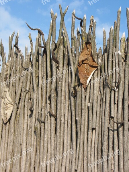 Pom Fence Wooden Wall Symbol