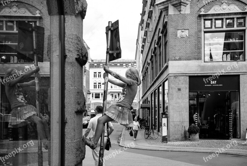 Girl City Play Climbing Street