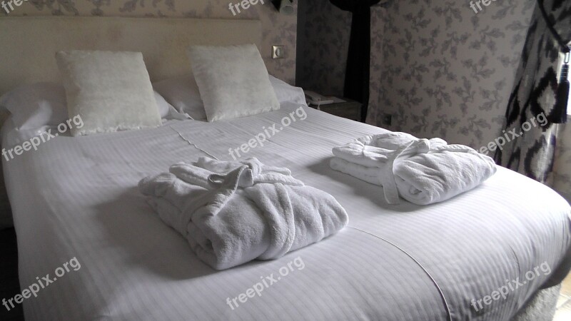 Bed Bedding Hotel Hostelry Coverage