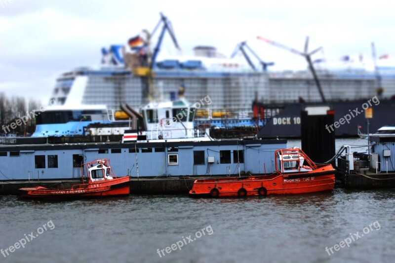 Port Hamburg Ovation Seas Landungsbrücken Pontoon