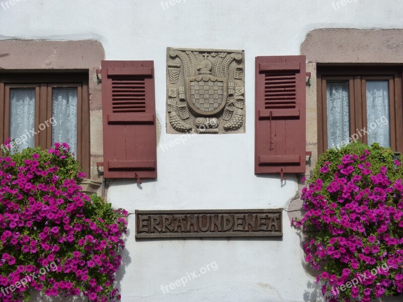 Windows Coat Of Arms Flowers People Medieval