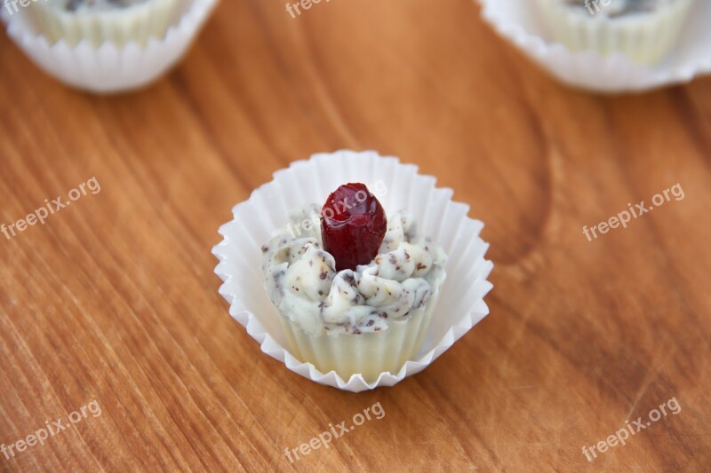 White Chocolate Cream Sweet Paper Cupcake