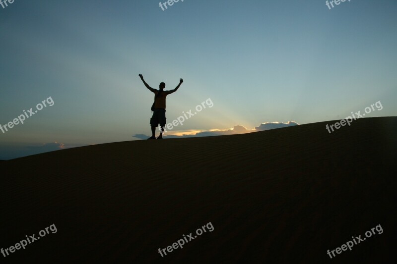 Dunes Loneley Hands-up Hurray Leader