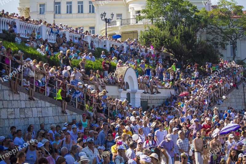 Crowd Pandemonium Onlookers Audience Crimea