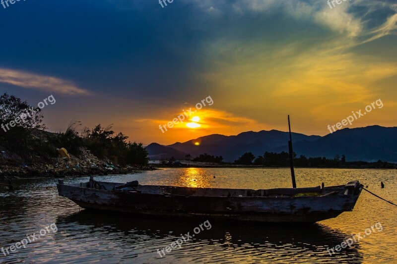 The Boat Hoằng Than The Sea Home