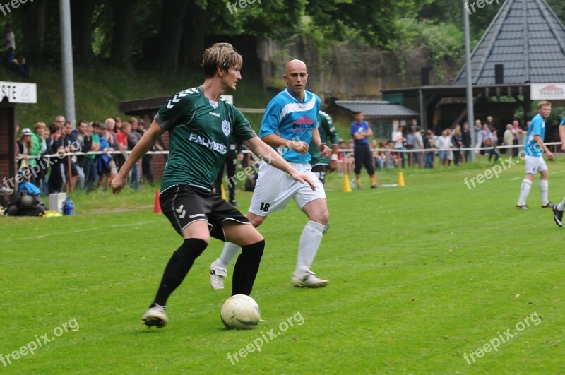 Reading Players Rush Grass Play